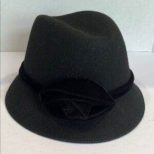 Da-Me Black Fedora Women’s hat with velvet band & Rose made in Italy. USED